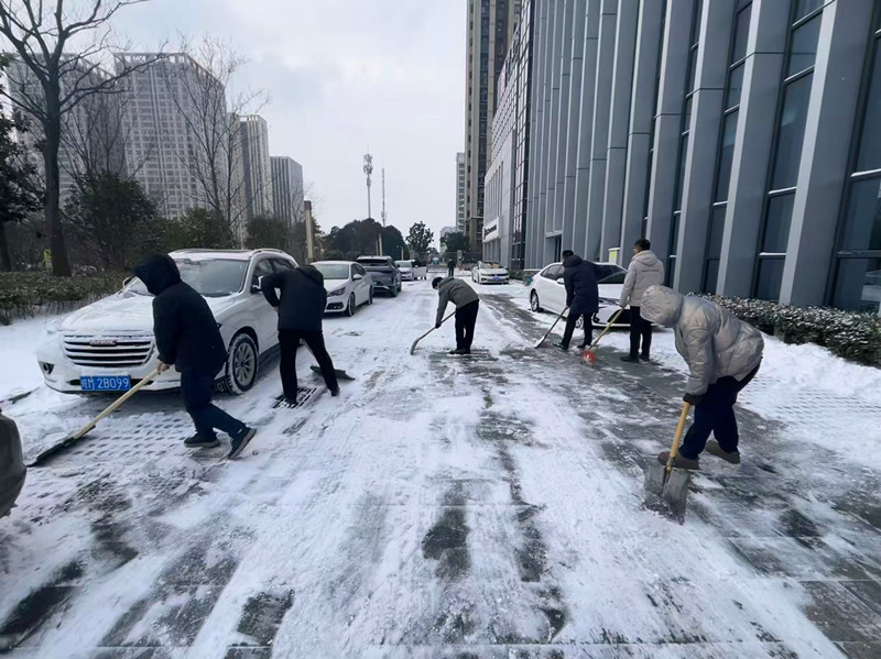 市城投集团积极开展扫雪除冰行动